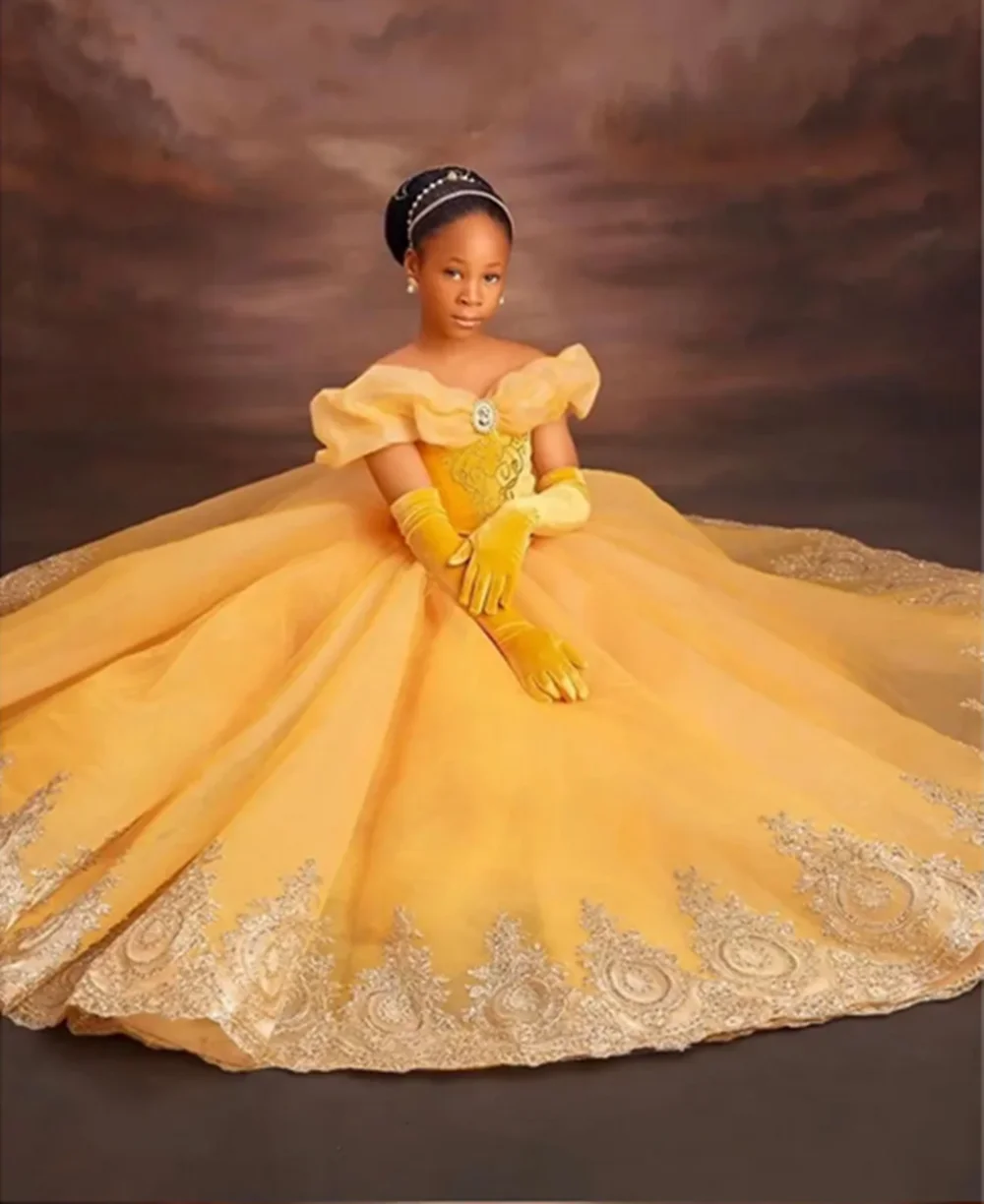 

Princess Gold Girl Pageant Lace Flower Girls Dresses for Wedding Off The Shoulder Kids Party Fully Ruffled Baby Birthday Gowns