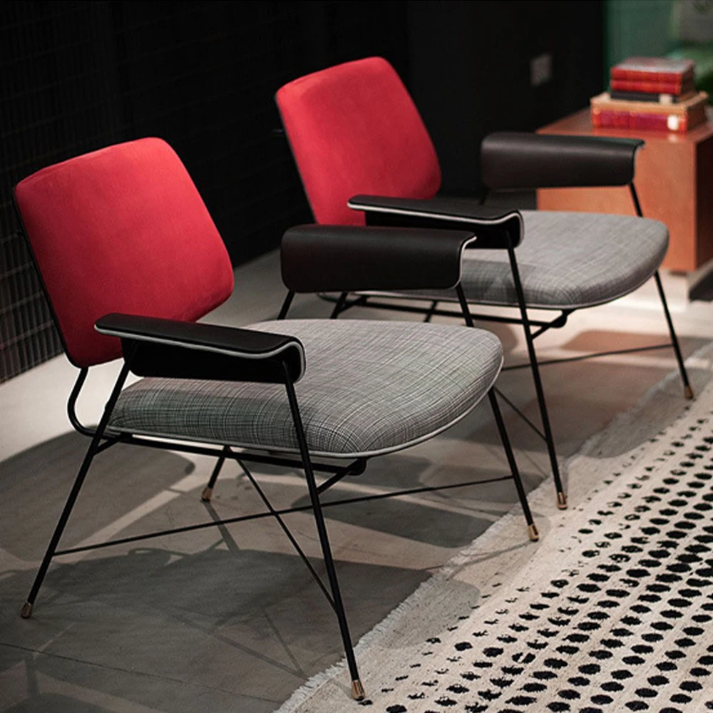 كرسي بذراعين منجد لغرفة المعيشة بتصميم معاصر بإطار أسود على الطراز الشمالي