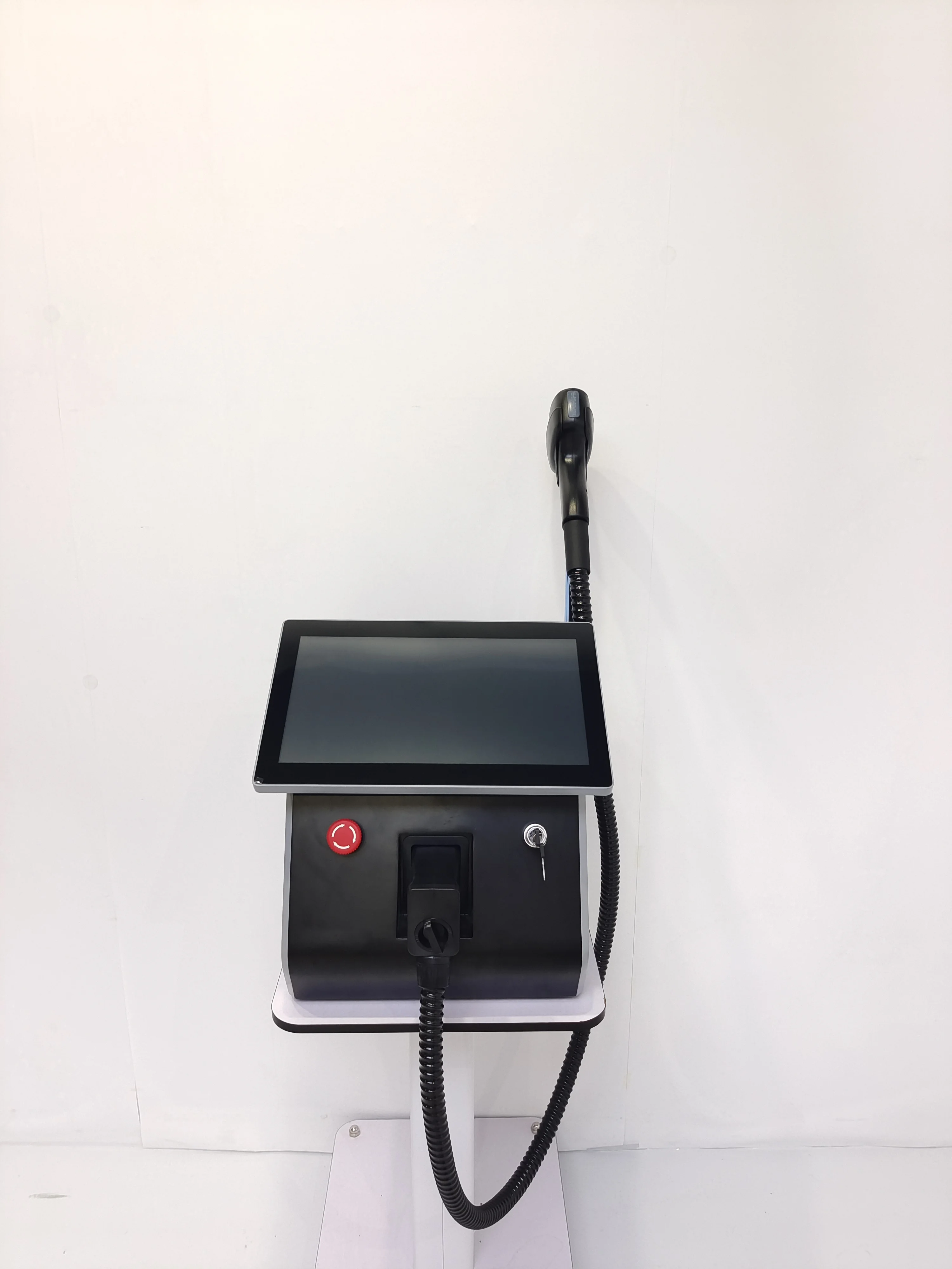 آلة إزالة الشعر بالليزر المهنية المحمولة 4000 واط ديود الكسندريت 4 أطوال موجية 755nm 808nm 1064nm نظام تبريد الجليد