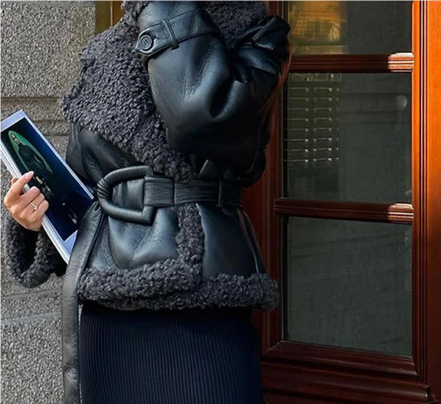 2025 nuevas chaquetas de cuero gruesas y cálidas con empalme de piel para mujer, abrigos recortados con cinturón de solapa grande a la moda, ropa de calle alta para invierno