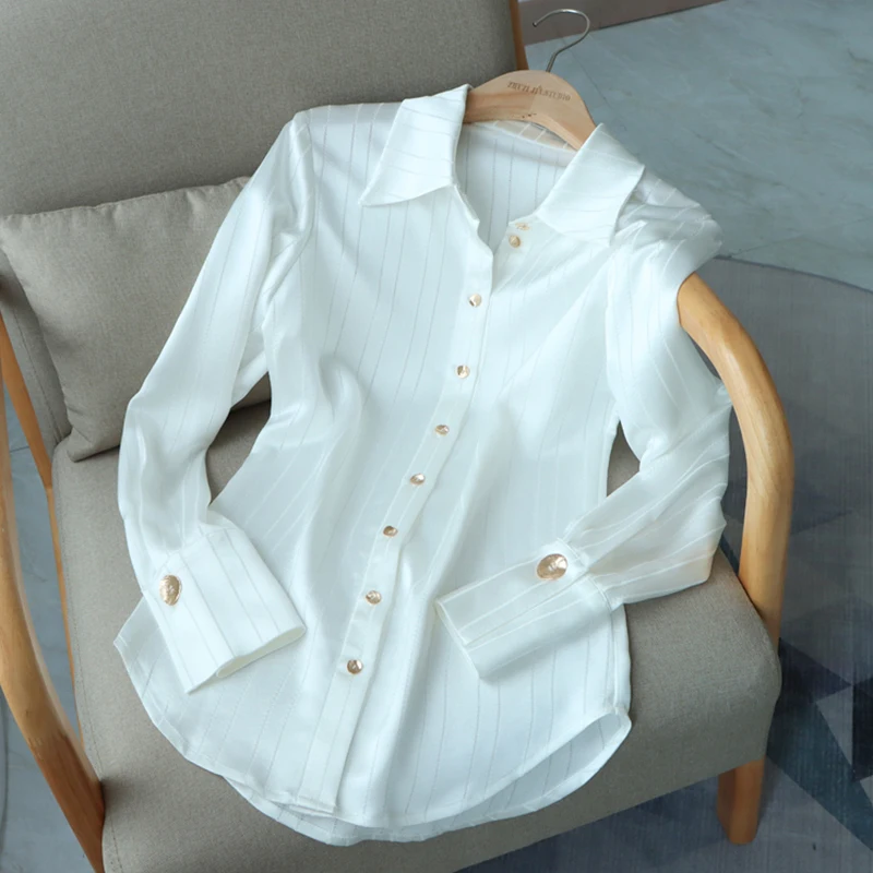 

Элегантная белая полосатая рубашка из ацетатного атласа для женщин, премиум-класса, весна-осень, в корейском стиле, с воротником на пуговицах, для модных магазинов и бутиков.