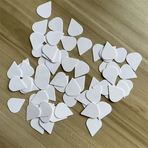 Imagen 2 del producto Púas de guitarra con logotipo impreso personalizado Delrin, forma afilada, blanco mate, alta calidad, 100 Uds.