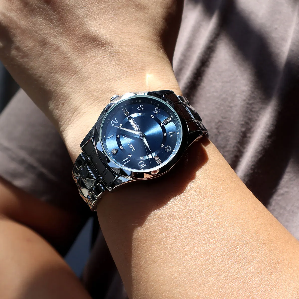 ساعة كوارتز رجالية أنيقة وبسيطة من MEGIR مع عرض تاريخ اليوم وحزام من الفولاذ المقاوم للصدأ وحافظة من خليط معدني للسيدات