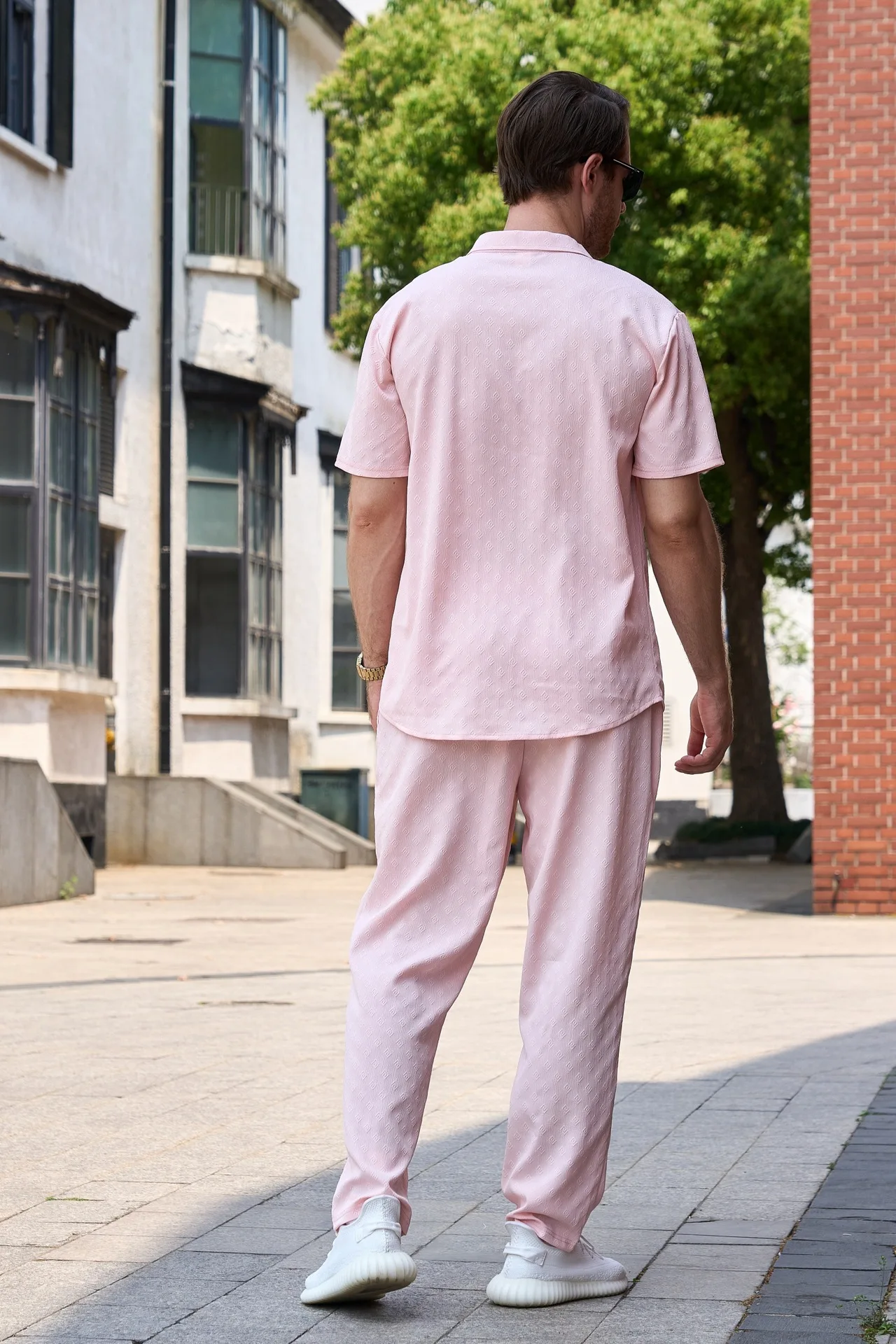 Bild 7: Sommerliches Herren-Set im neuen Stil mit Palastmuster, Blumendruck, kurzärmeligem, einfarbigem Freizeithemd und langer Hose für den Outdoor-Bereich.