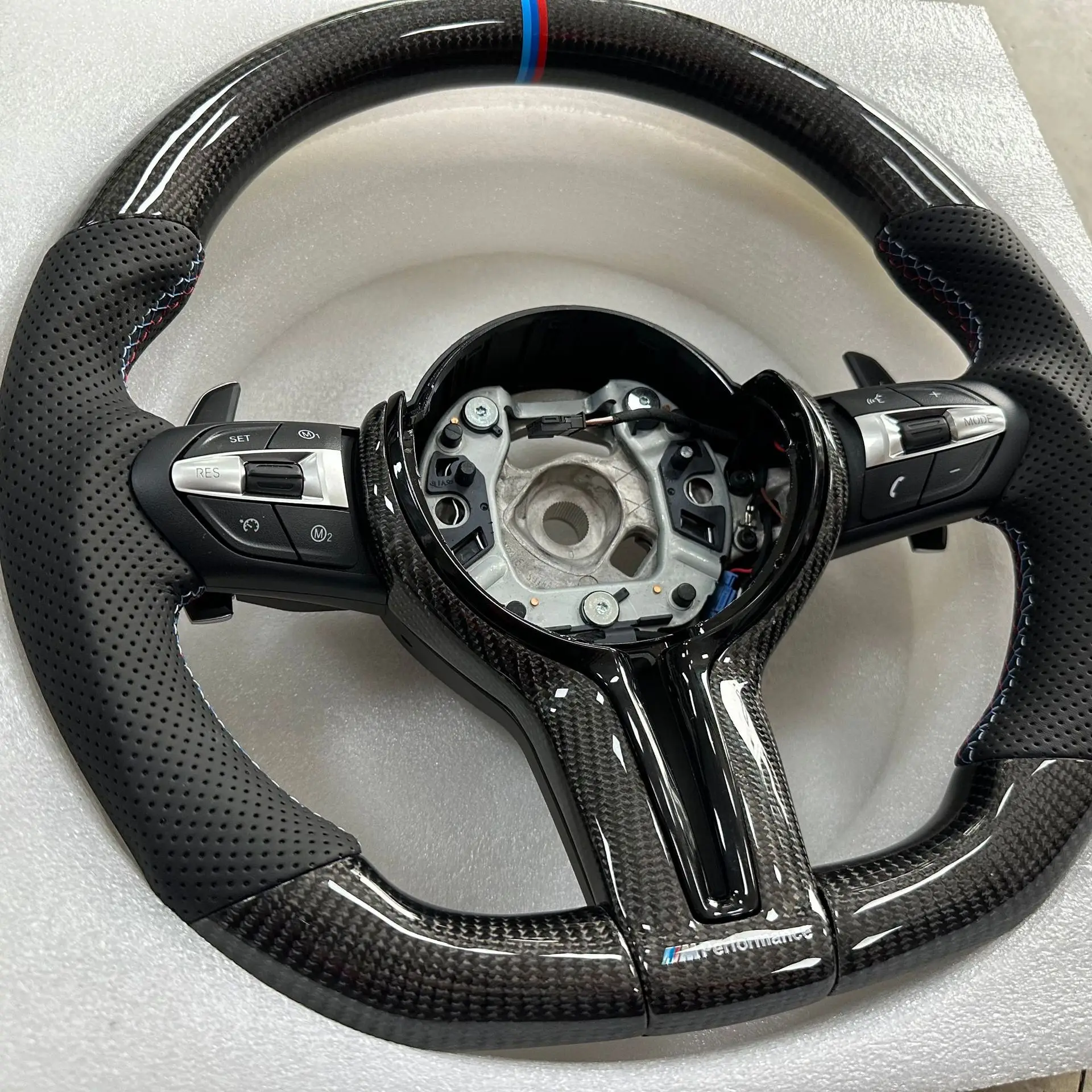 

Подходит для BMW серии 1234567 X123456, модифицированное рулевое колесо с Т-образной задней частью M3m6, нескользящее углеродное волокно