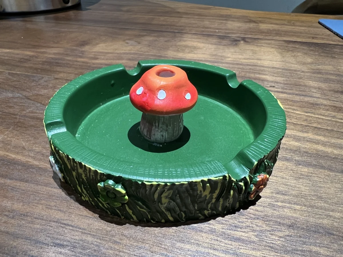 1pc ,Outdoor cigarette ashtray cute resin mushroom ashtray suitable for homes and gardens