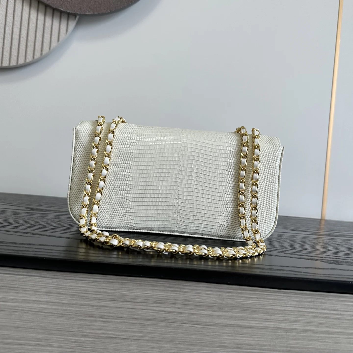Fashion White Lizard Embossed Leather Chain Crossbody Bag Elegant Rectangular Flap Shoulder Handbag Gold Tone Chain Wedding Party Womens Purse