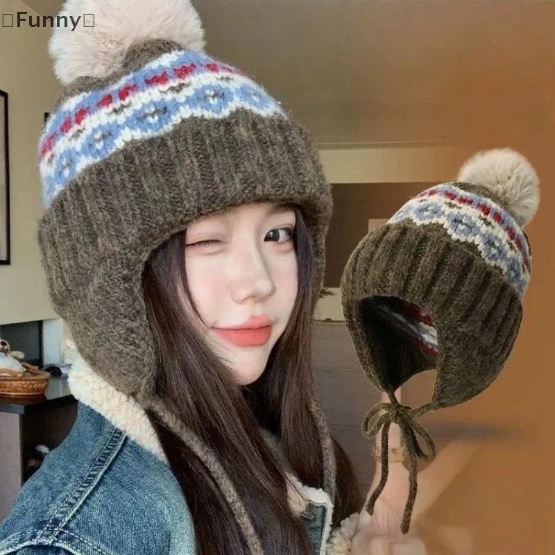[مضحك] قبعة بيني محبوكة من قماش الجاكار بتصميم جزيرة الجنية الرجعية للنساء للخريف والشتاء الدافئ متعددة الاستخدامات قبعة حماية الأذن اللطيفة بوم بوم