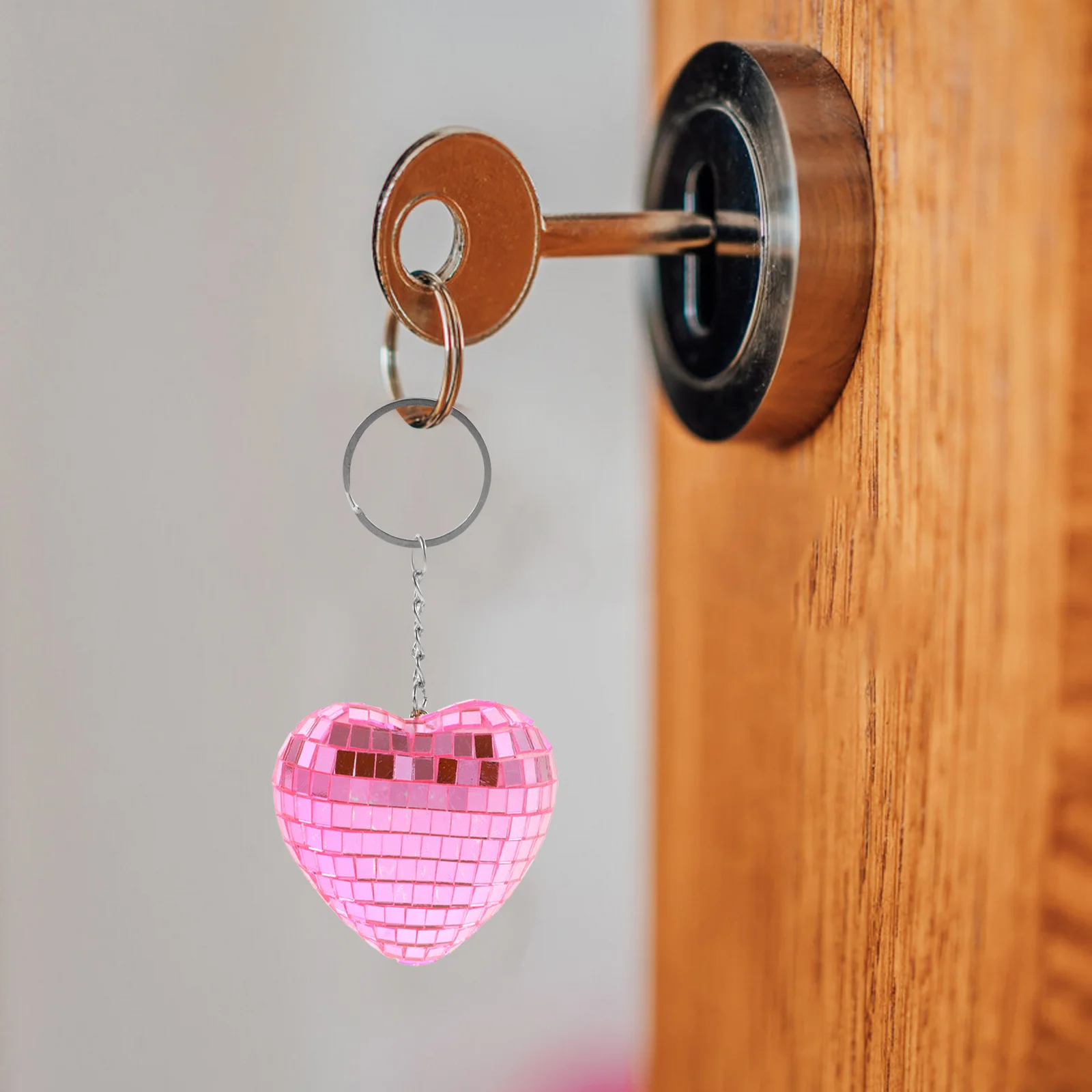 

4pcs Heart Shaped Mirror Ball Keychain Mini Disco Balls Decoration Party Favors Bag Hanging Ornament Festival Gifts Compact