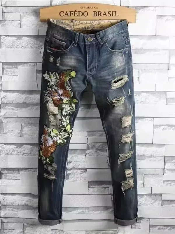 トレンディなメンズ刺繍タイガーデニムジーンズ夏の新スタイル耐摩耗性スリムフィット穴パンチングカジュアルストレートレッグパンツ