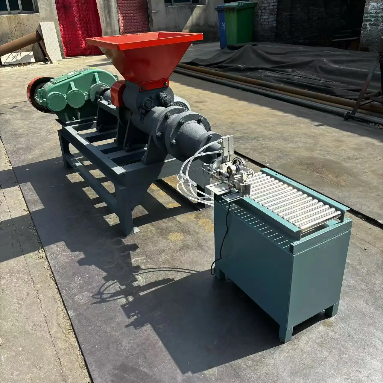 آلة ضغط الفحم على شكل أعواد، ماكينة تشكيل قوالب الفحم بالضغط اللولبي