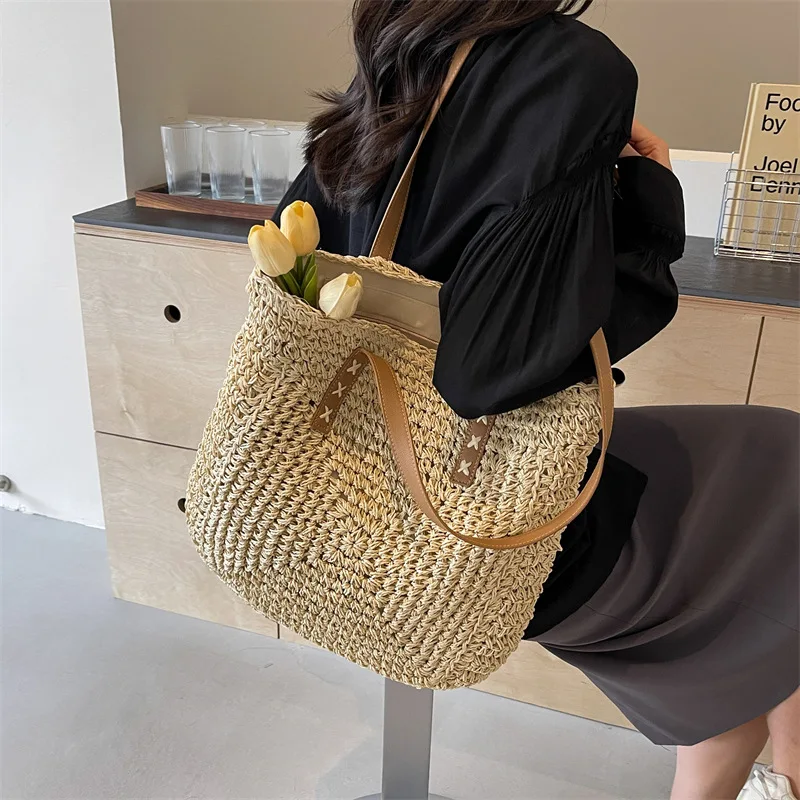حقيبة كتف صيفية ذات سعة كبيرة مصنوعة يدويًا من القش للنساء أثناء السفر على الشاطئ وحزمة التسوق على طراز العطلة