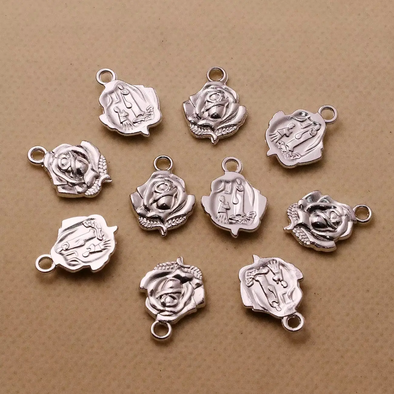 50 Uds. Colgantes florales católicos N.S.De Fátima medalla Nuestra Señora de Fátima dijes para collar de Rosario DIY accesorios de joyería