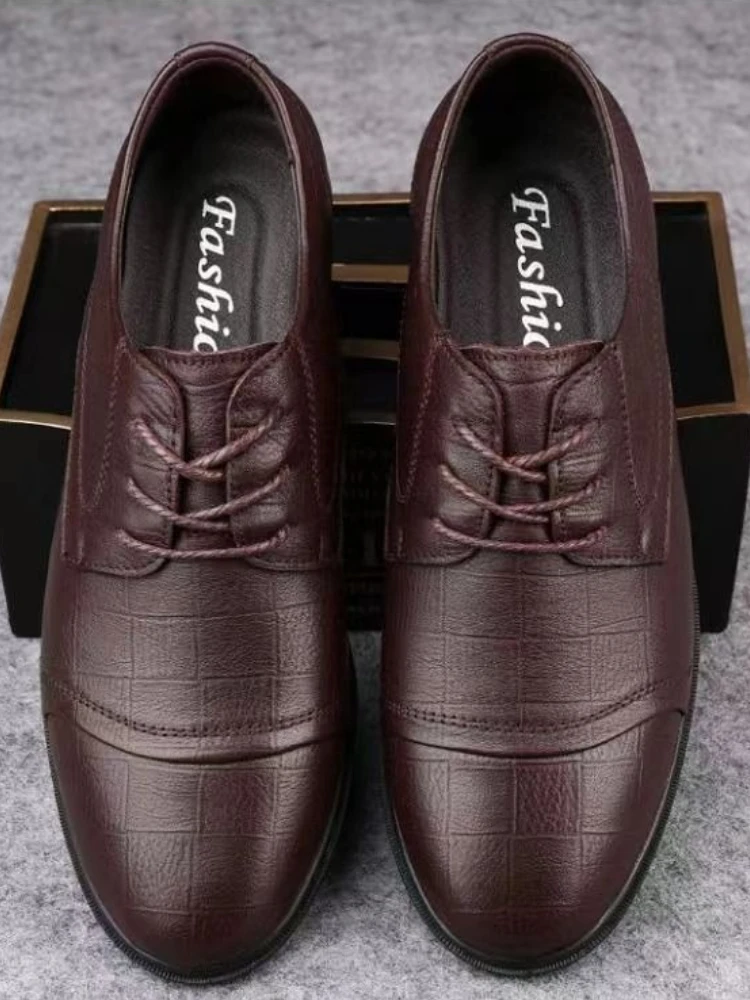 2025 Trend Brown Flat Soft Sole Male Casual Shoe Classic Original Low Price Luxury Sale Common Elegant Retro Men's Leather Shoes