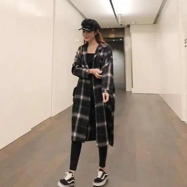 เสื้อเชิ้ตลายสก๊อตความยาวปานกลางสําหรับผู้หญิงในฤดูใบไม้ผลิและฤดูใบไม้ร่วงสไตล์เกาหลีลําลองหลวมขนาดใหญ่คาร์ดิแกนแขนยาว Over-the-lap