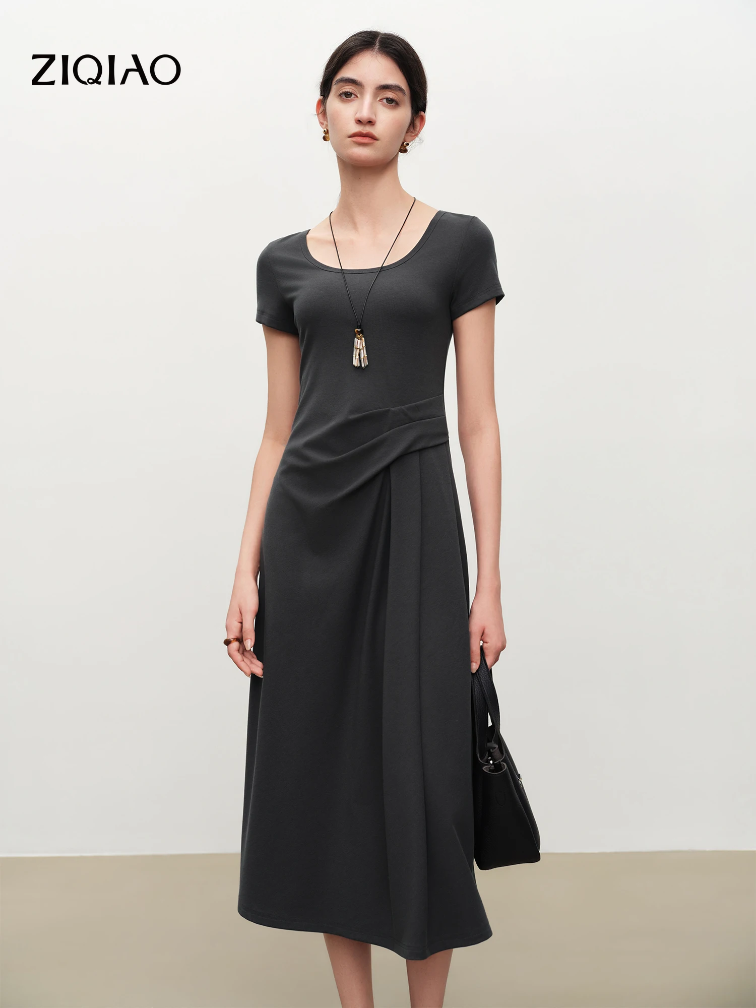 

ZIQIAO 2026 Новое летнее женское трикотажное платье А-силуэта, приталенное, с круглым вырезом, миди, для создания образа в стиле «тихая роскошь» и элегантного стиля
