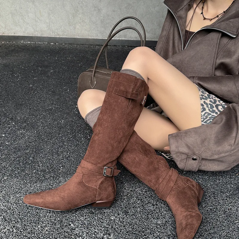 

Arden Furtado Осенние коричневые замшевые современные сапоги Слипоны с квадратным носком на низком каблуке Сапоги до колена Большой размер Пряжка на ремне Узкие сапоги
