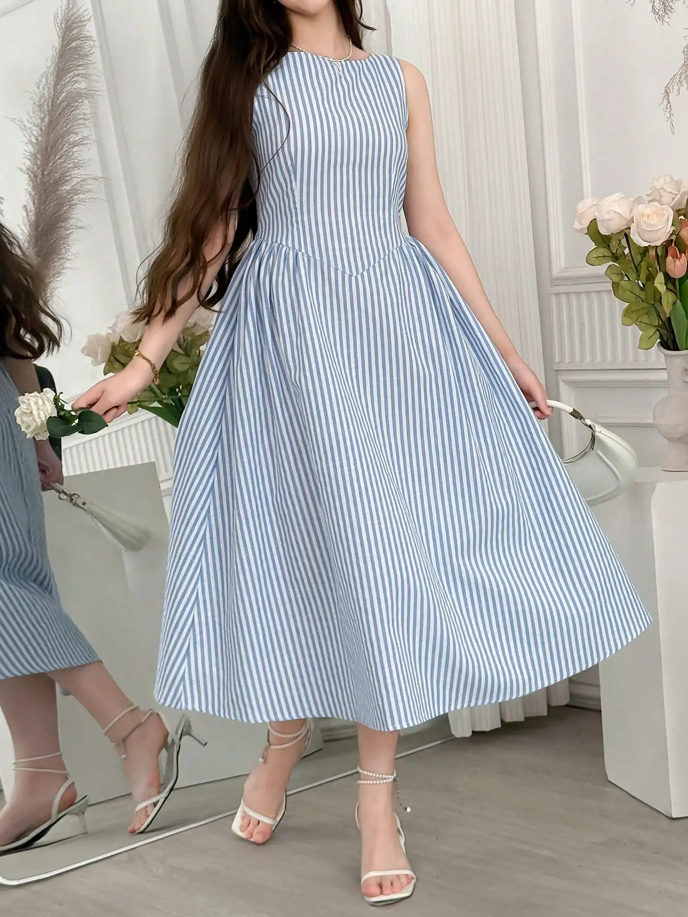 

Полосатое летнее повседневное платье миди без рукавов с круглым вырезом и плиссировкой А-силуэта