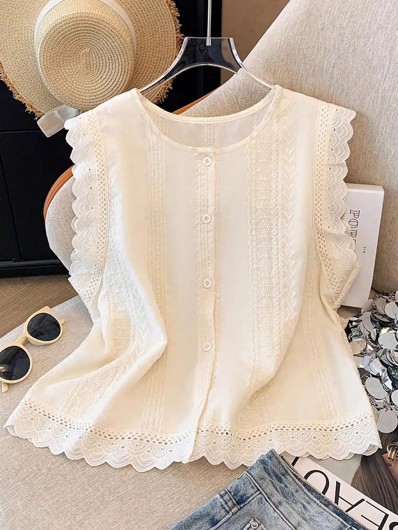 

Women's Round Neck Geometric Embroidery Casual Sleeveless Blouse