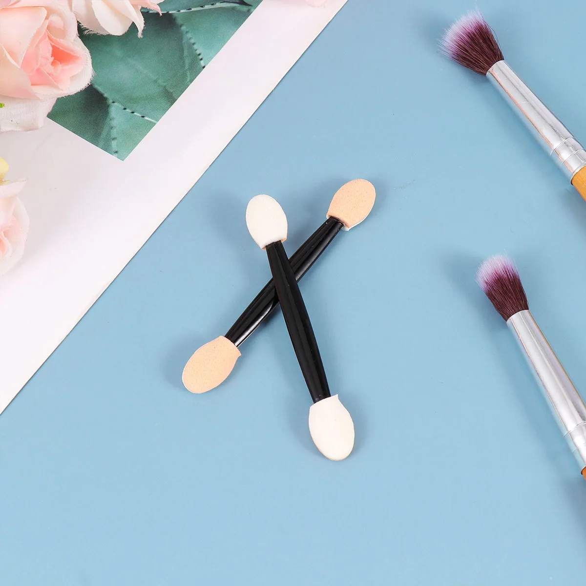 24 Stück Einweg-Lidschattenpinsel mit zwei Köpfen, ultraweiche Schwammspitzen, leichte Lidschatten-Applikatoren für Make-up-Künstler und Frauen