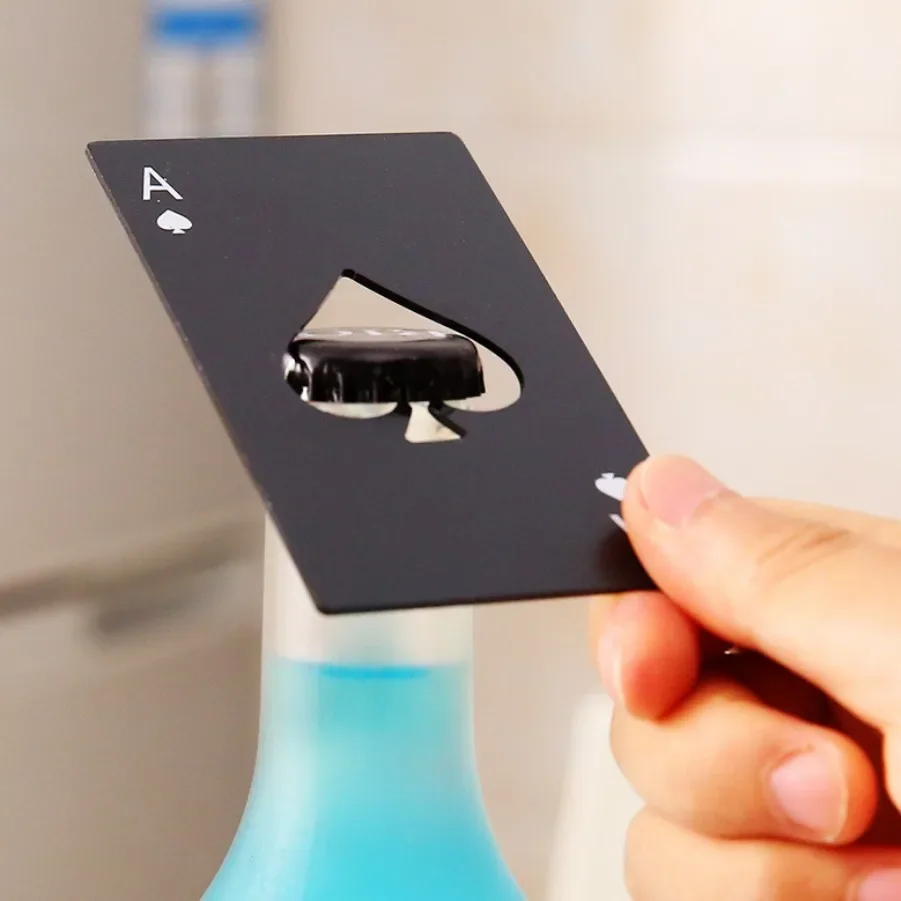 Llavero con abrebotellas de acero inoxidable para tarjetas de póker, abridor de botellas para Bar, fiesta, herramienta compacta de estilo de naipes con diseño de picas