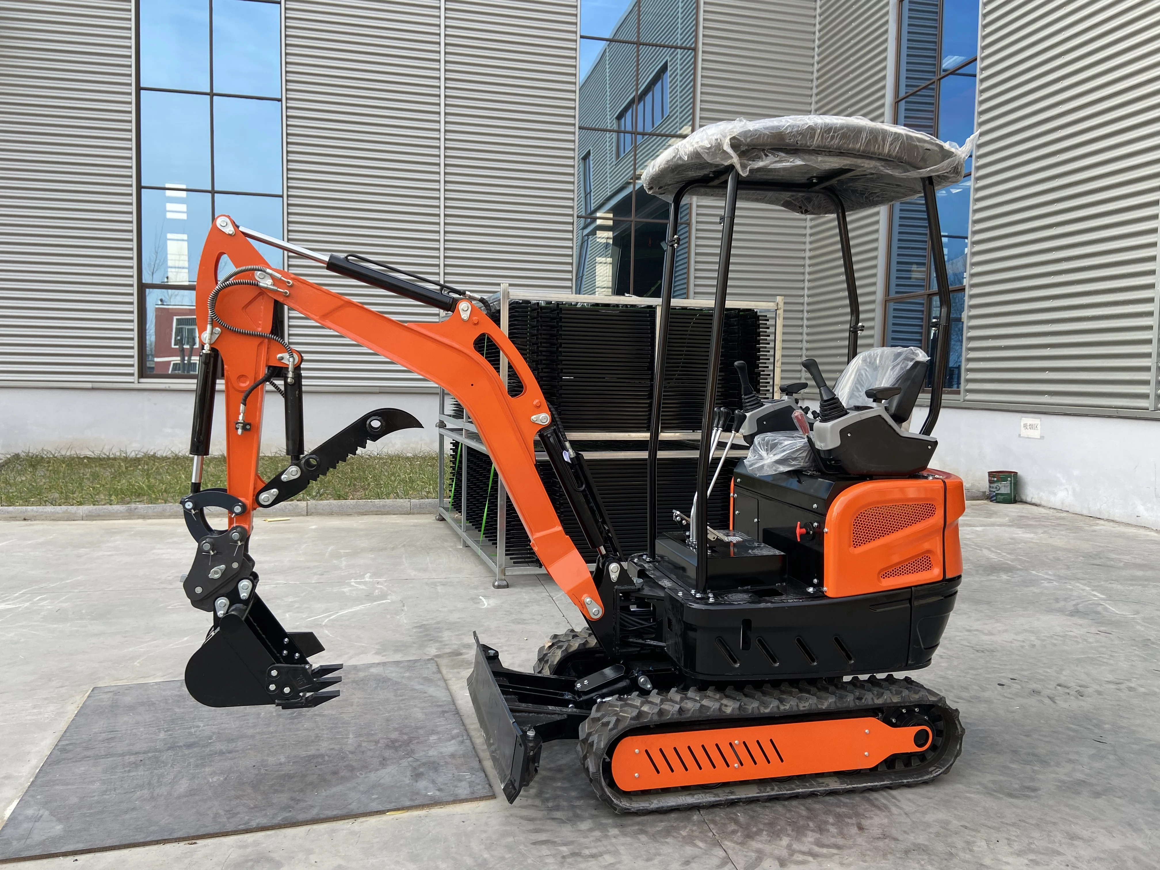 

Мини-экскаватор 1,8 тонны 2 тонны и 2,5 тонны гусеничного типа из Китая Мини-экскаватор Никозайл со свободным ковшом на продажу