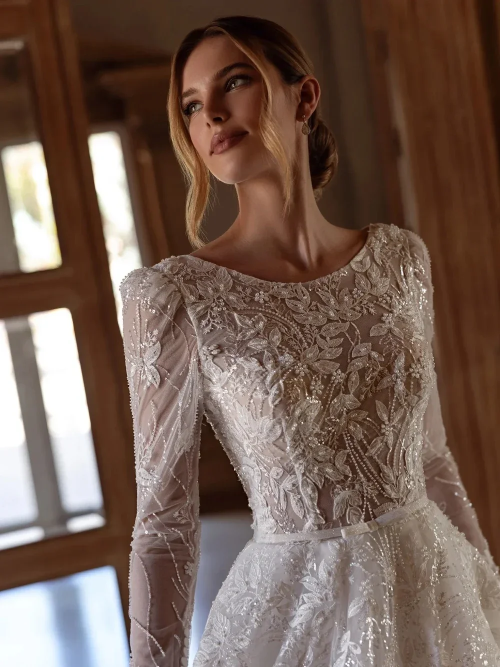 فاخر تألق ألف خط الدانتيل مطرز بريق فستان الزفاف مثير جولة الرقبة شفافة طويلة الأكمام فستان الزفاف حسب الطلب