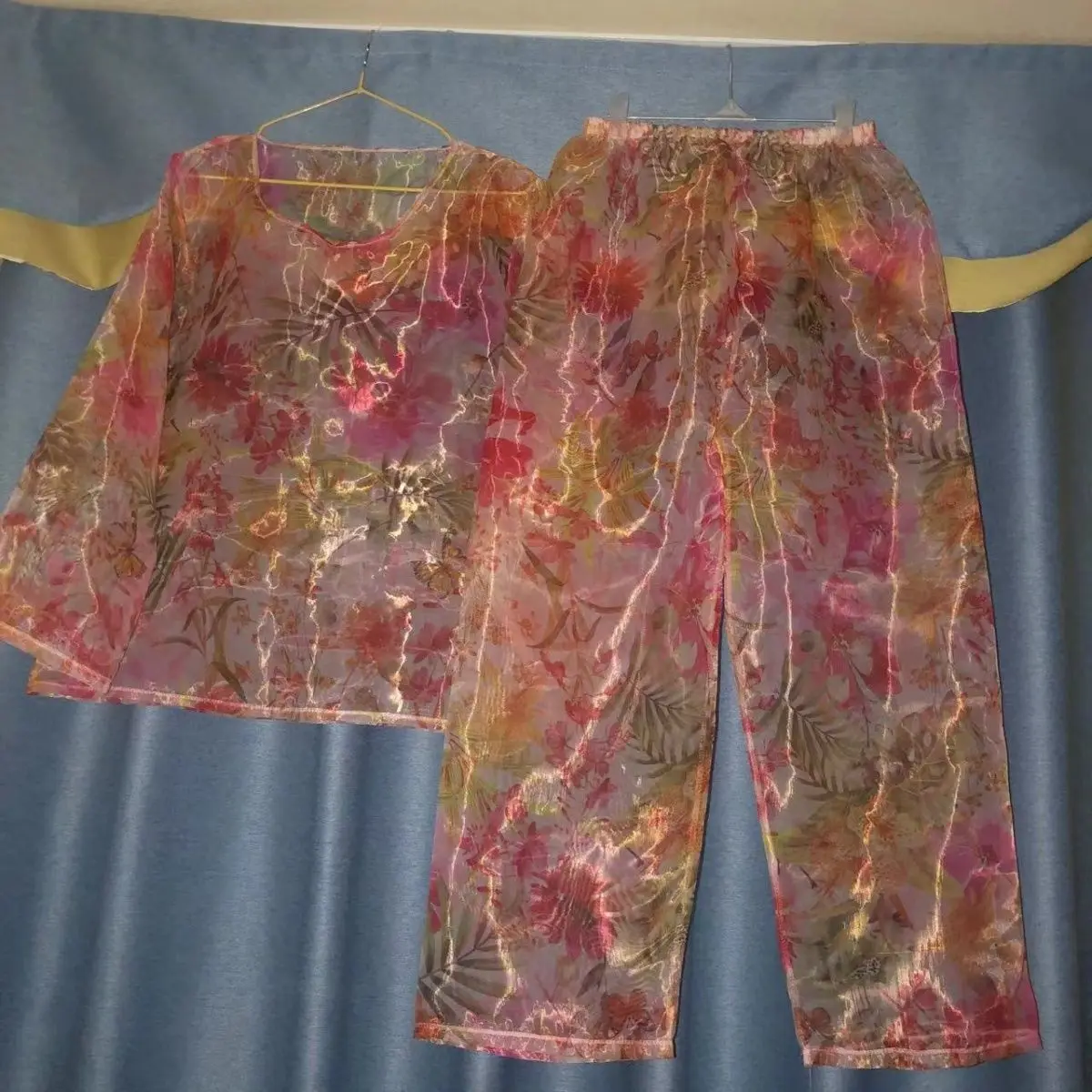 

Комплект пижамы больших размеров: блестящие брюки и топ с цветочным принтом, свободный крой, длинный рукав, из ледяного шелка