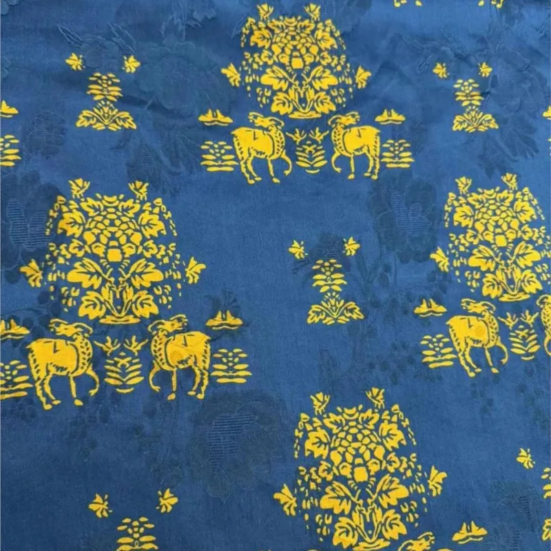 Um casaco cheongsam de tecido de gaze vermelha perfurada de seda feito de