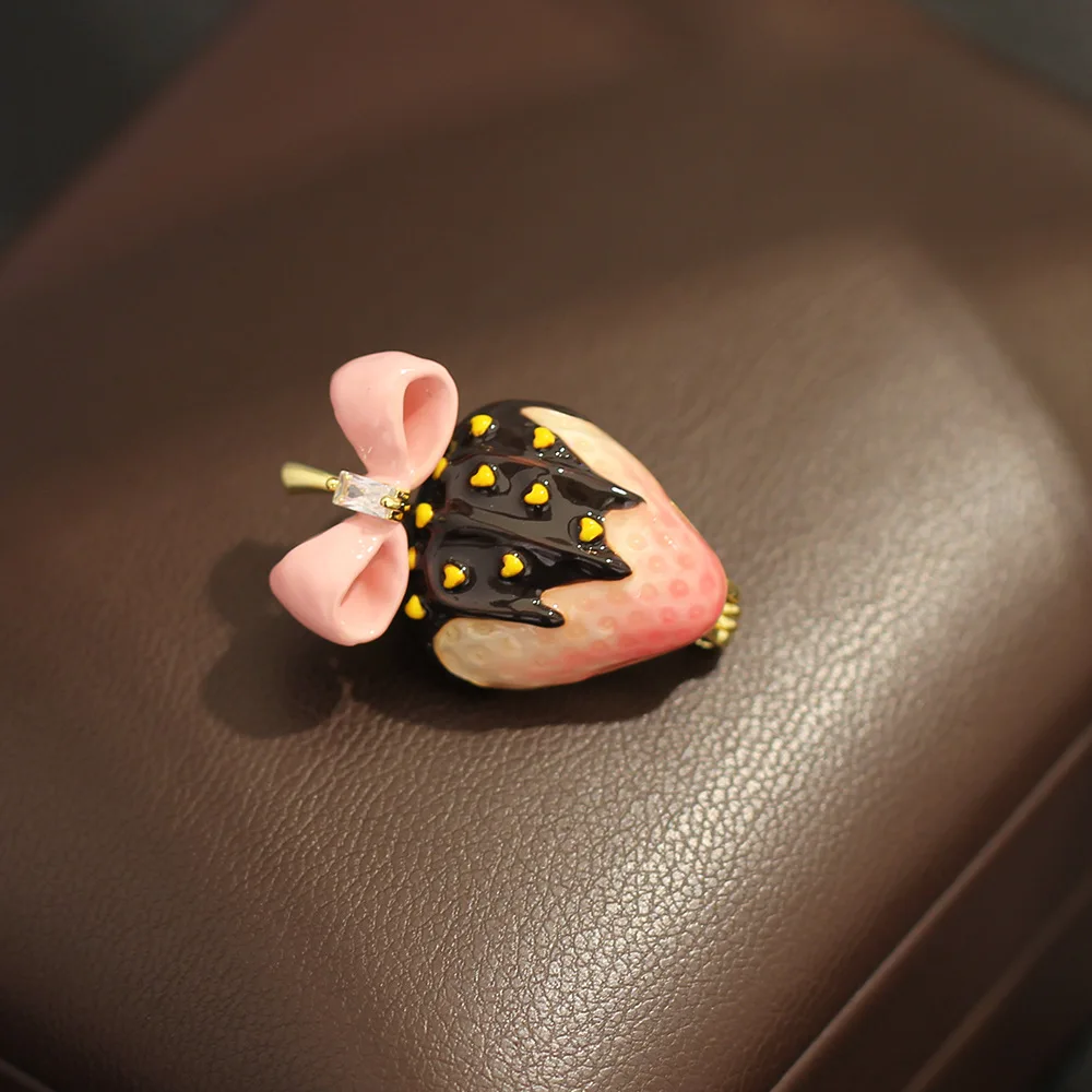 Weird and Fun Chocolate Strawberry Bow Brooch Exquisite Diamond Studded Oil Drop Versatile Fruit Small Pin for Men and Women