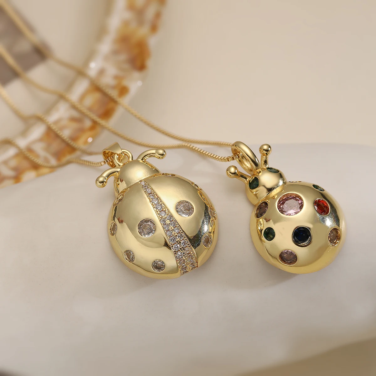 NEWBUY 2025 جديد وصول الذهب اللون حساسة الخنفساء قلادة القلائد للنساء AAA زركون النحاس والمجوهرات هدية