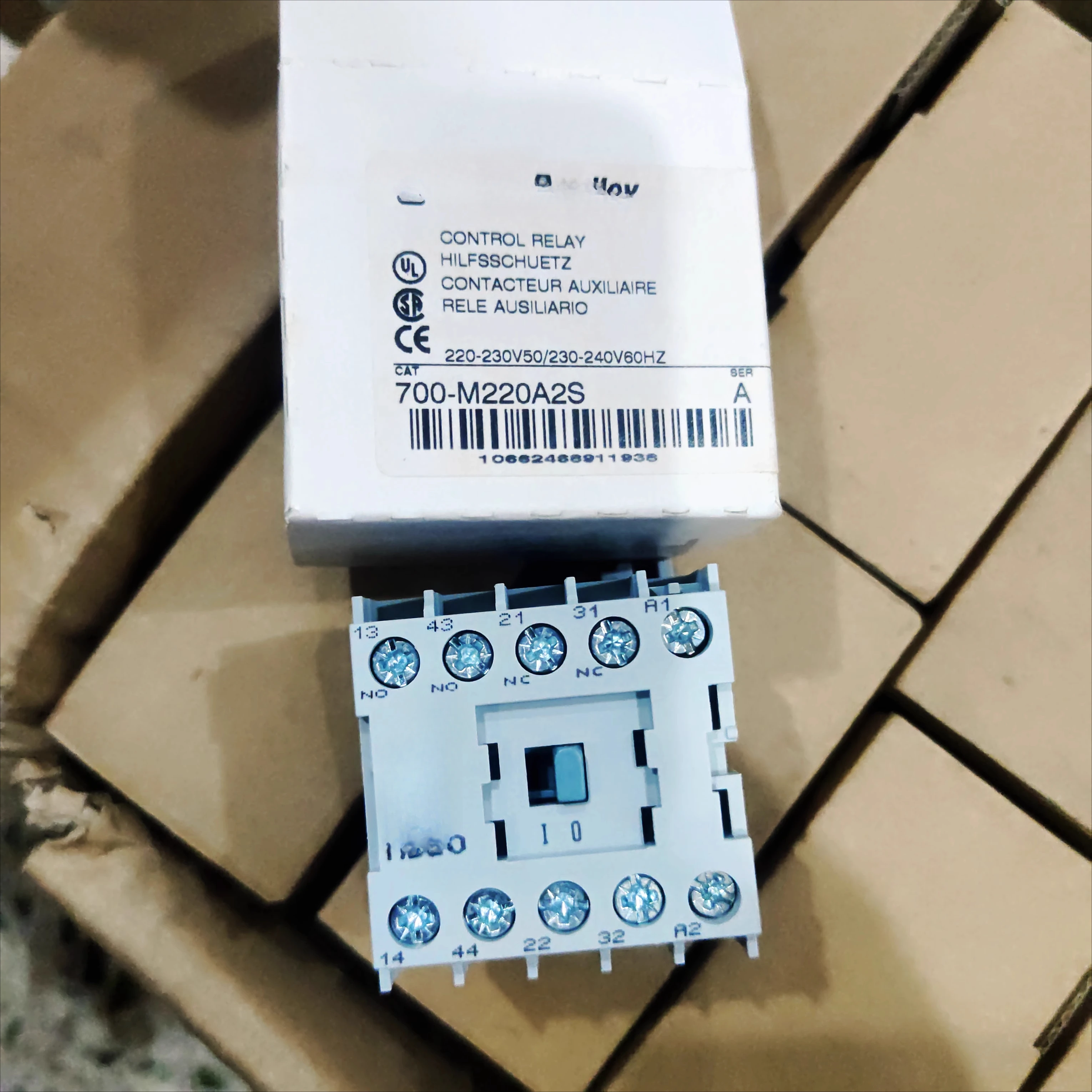 

700-M220 700-M220A2S 220-240VAC