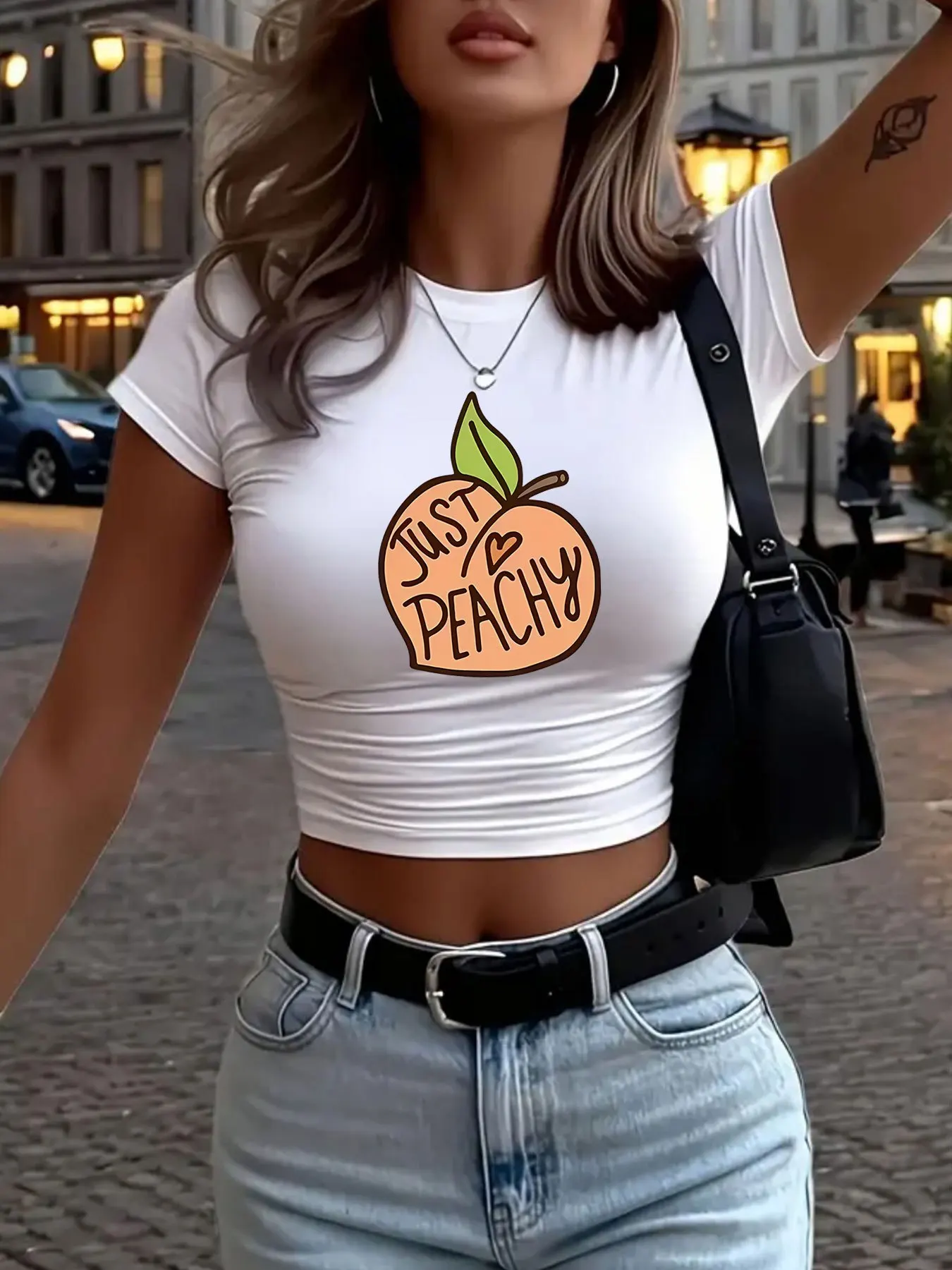 تي شيرت نسائي قصير بقصة ضيقة مطبوع عليه رسومات "Just Peachy" مع تصميم خوخي بأكمام صيفية Harajuku ملابس الشارع الشهير تي شيرت