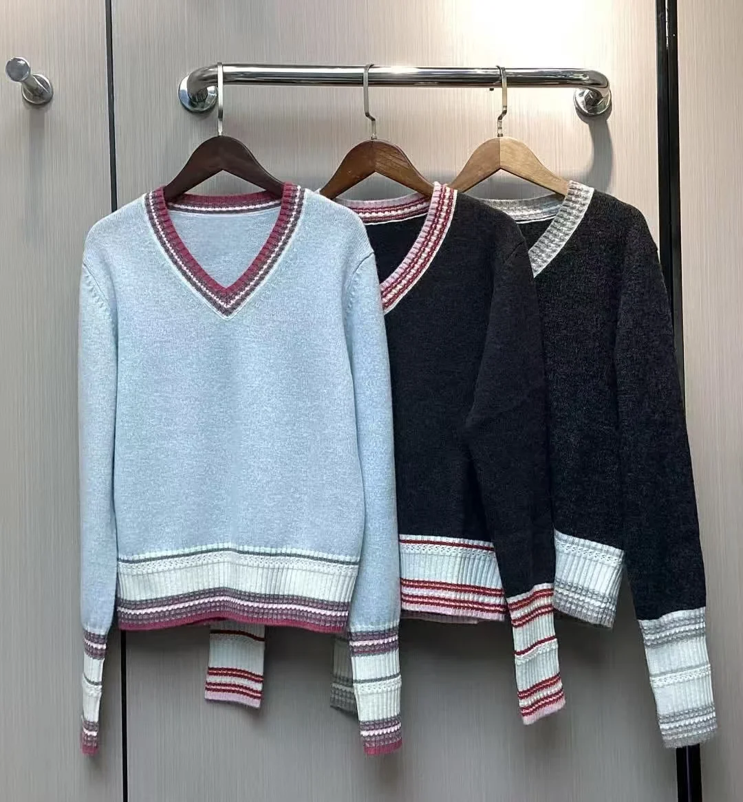 

2024B new V-neck pullover with color blocked temperament commuting long sleeved sweater