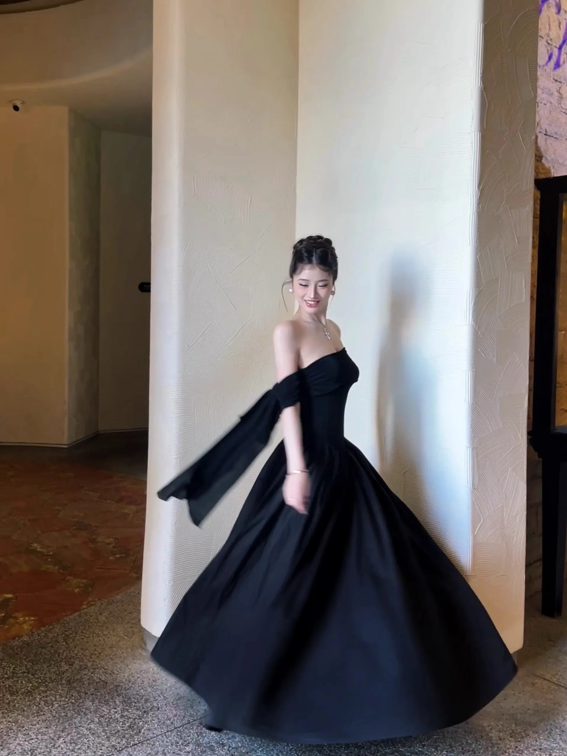 エレガントなブラックオフショルダーマキシドレス女性フォーマルイブニングドレスハイウエストドレープサテンスタイルパーティーロングドレス流れるような裾