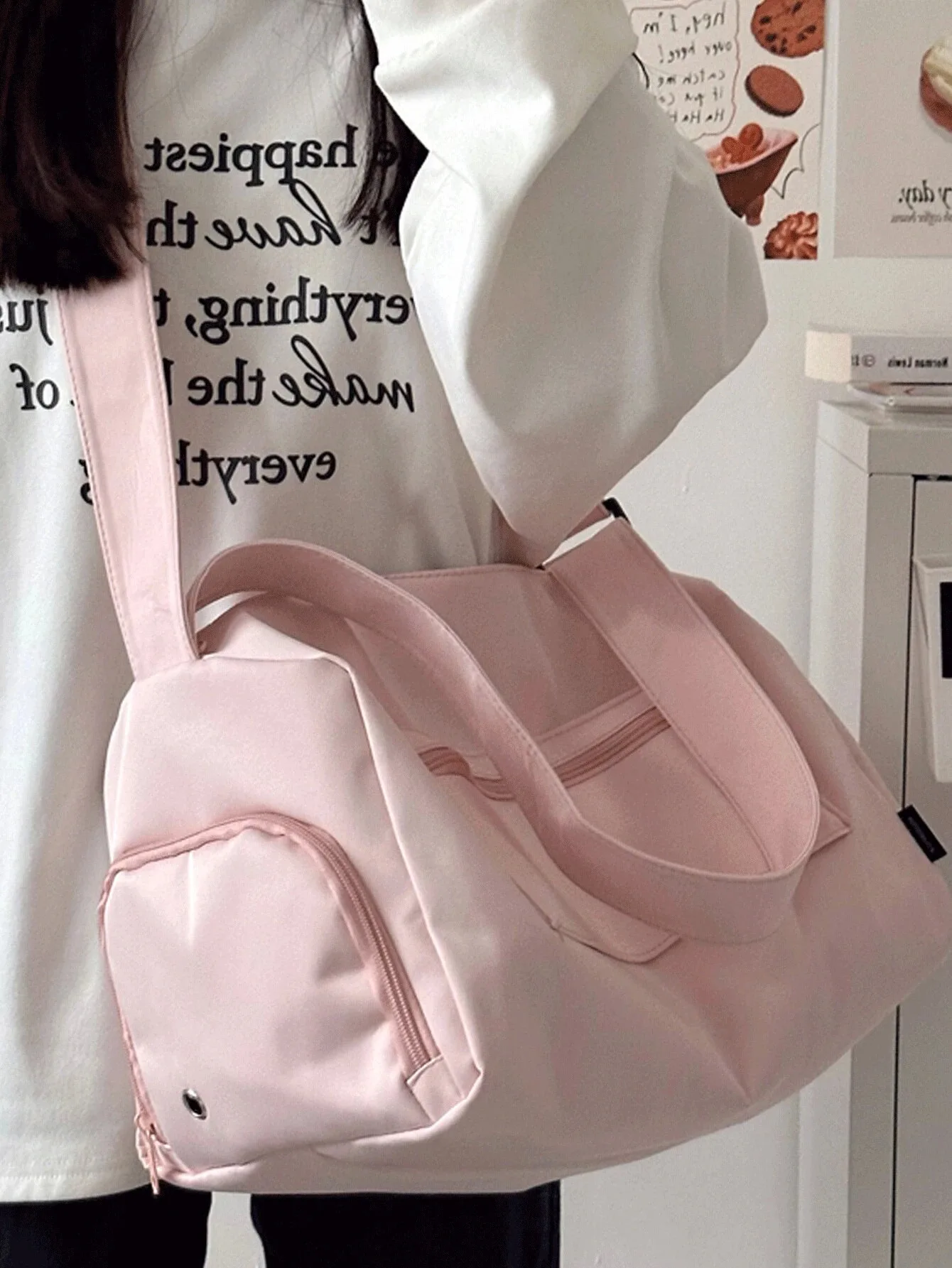 في عام 2024، تم تصميم الموضة الكلاسيكية الجديدة للجوكر بلون سادة وسعة كبيرة وجيوب متعددة مع سماعات الأذن