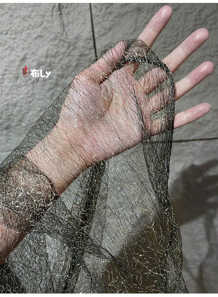 

Черная золотистая сетчатая ткань, мягкое кружево с ажурной текстурой, декоративный материал для самостоятельного изготовления фаты и дизайнерских моделей одежды.