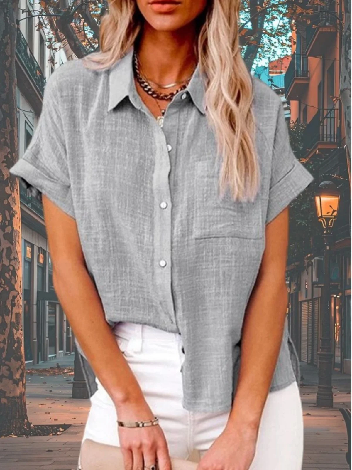 Luźny krój, damski top z golfem, casualowy, modny, dla młodych kobiet poniżej 25 lat.