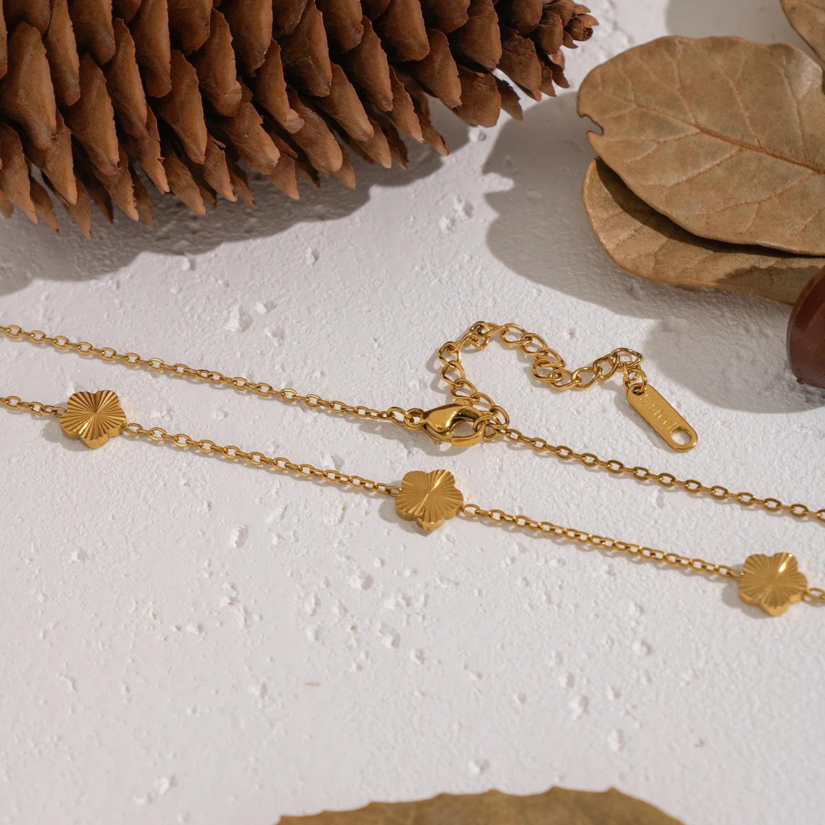 Miia Schmuck 18K PVD Vergoldete Edelstahl-Halskette mit fünf geprägten Kleeblättern, zierlicher Luxusschmuck für Damen – Detail 11