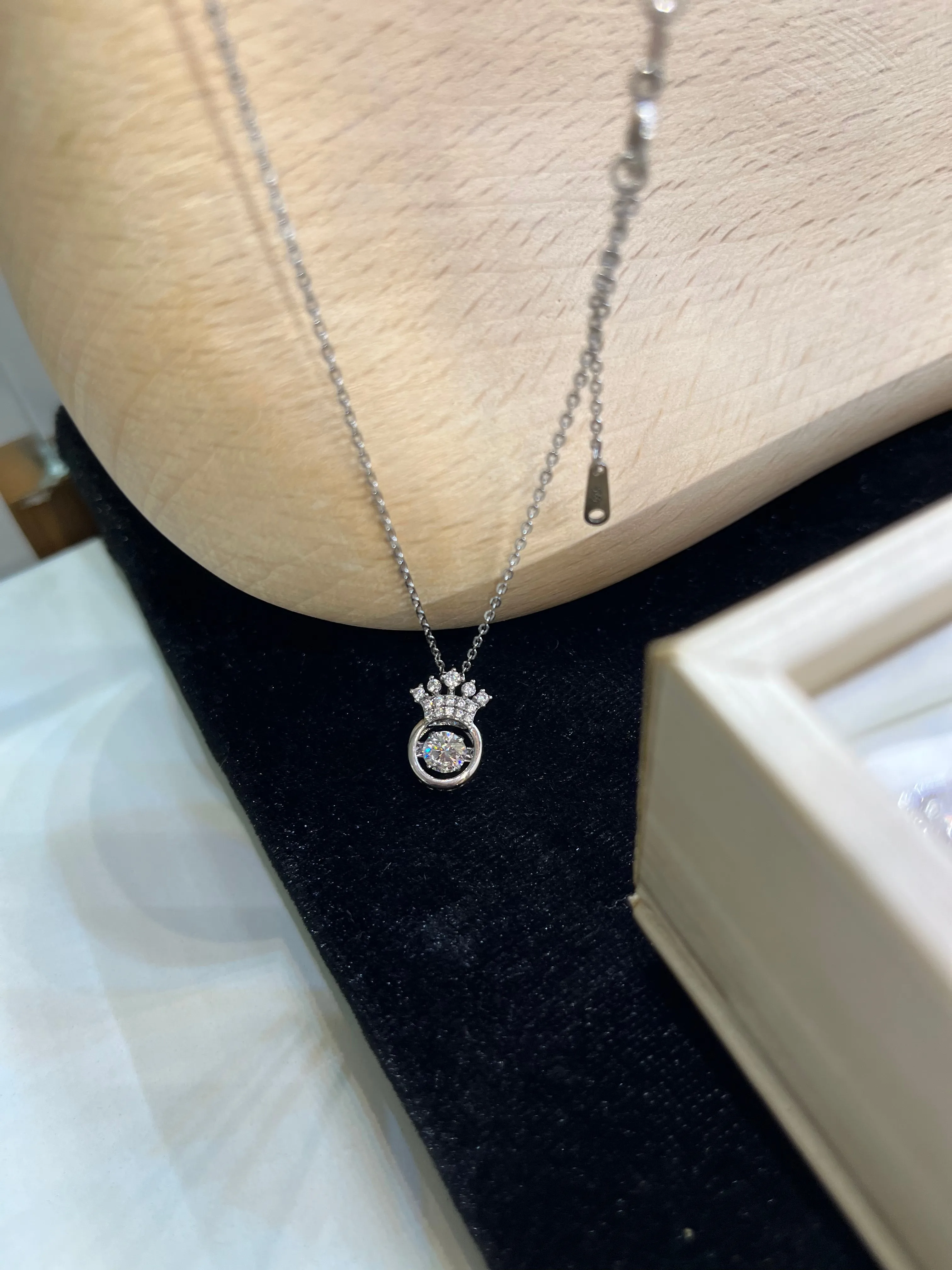 Double Jewelry Crown design Dancing Moissanite Pendant Necklace for Women Elegant Unique Necklace Luxury S925 Silver Jewelry