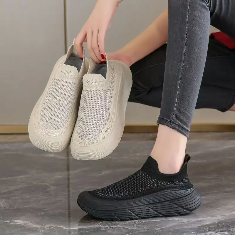 

2026 Summer mesh breathable women's shoes are fashionable and versatile. EVA soft-soled personalized casual running shoes