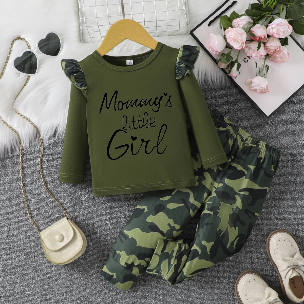 

Комплект с камуфляжным лозунгом с рюшами — нежный модный комплект из двух предметов для малышей