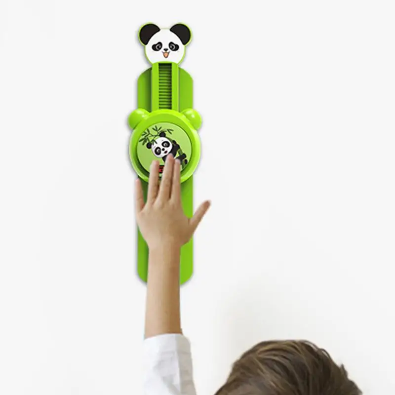 Contatore di salto per bambini Dispositivo di allenamento per l'altezza della trasmissione vocale Tocco regolabile Giocattolo da salto Grafico di crescita dei cartoni animati Esercizio