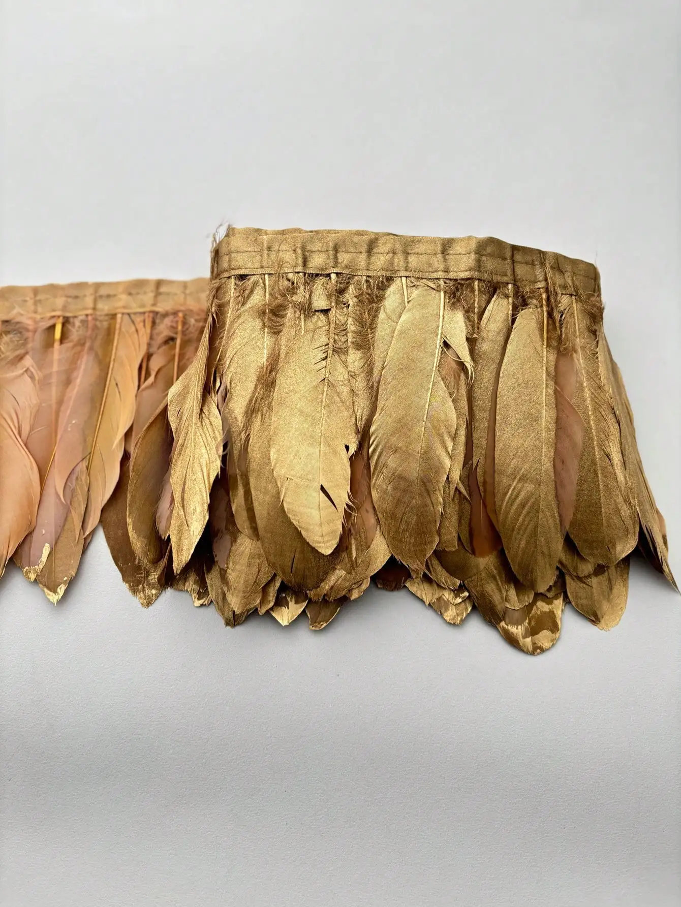 

Ленты украшенные искусственными золотыми перьями. Карнавальные костюмы. Материалы для ролевых игр и праздника.