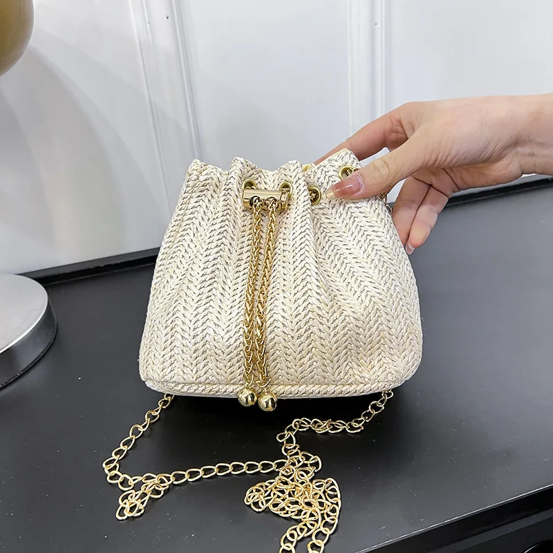 Beige Khaki Strohgeflecht-Eimertasche, modische Umhängetasche mit goldfarbener Metallkette für Damen, Sommer-Strandtasche