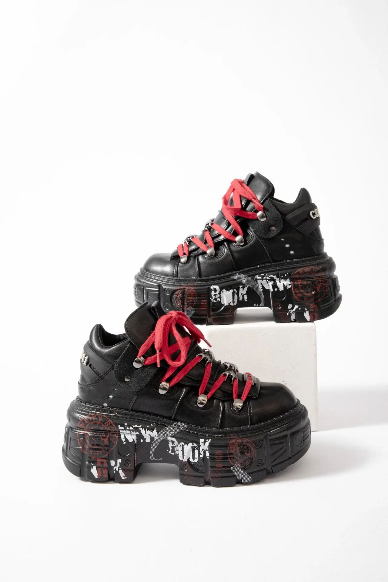 2025 Women Retro Spanish Tank Sole Metal Platform Small Leather Dark Punk Muffin Bottom Street Shot Heightening Single Shoes