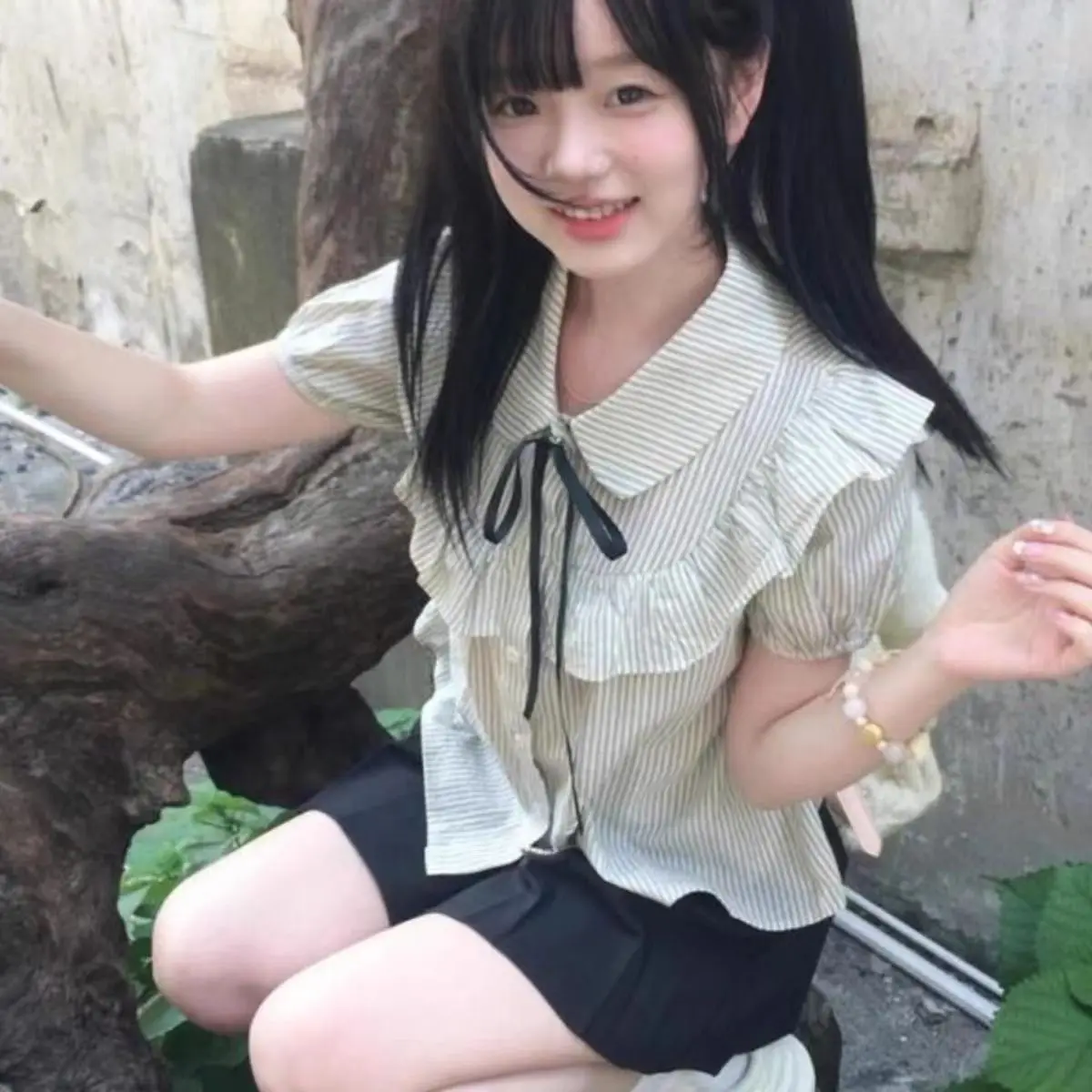 Het zomernieuwe gestreepte shirt met korte mouwen en korte rok uit 2025, een lief meisje