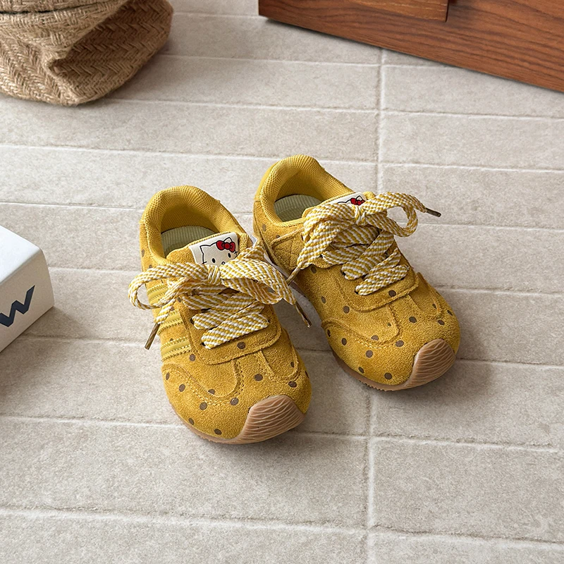 أحذية كاجوال للفتيات اللطيفة منقطة لربيع وخريف 2025 بكعب مسطح ورباط ومضادة للانزلاق ونعل ناعم أحذية رياضية مريحة.