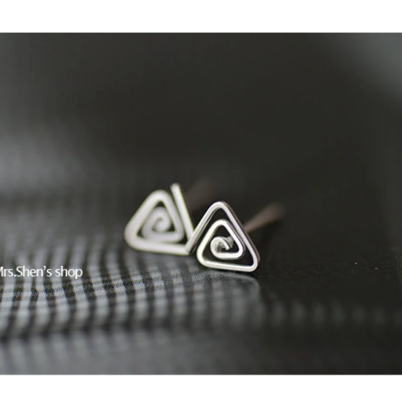 أقراط من الفضة النقية عيار 925 بتصميم حلزوني مثلث أنيق وبسيط وأنيق ومجوهرات أذن على الطراز الكوري للنساء
