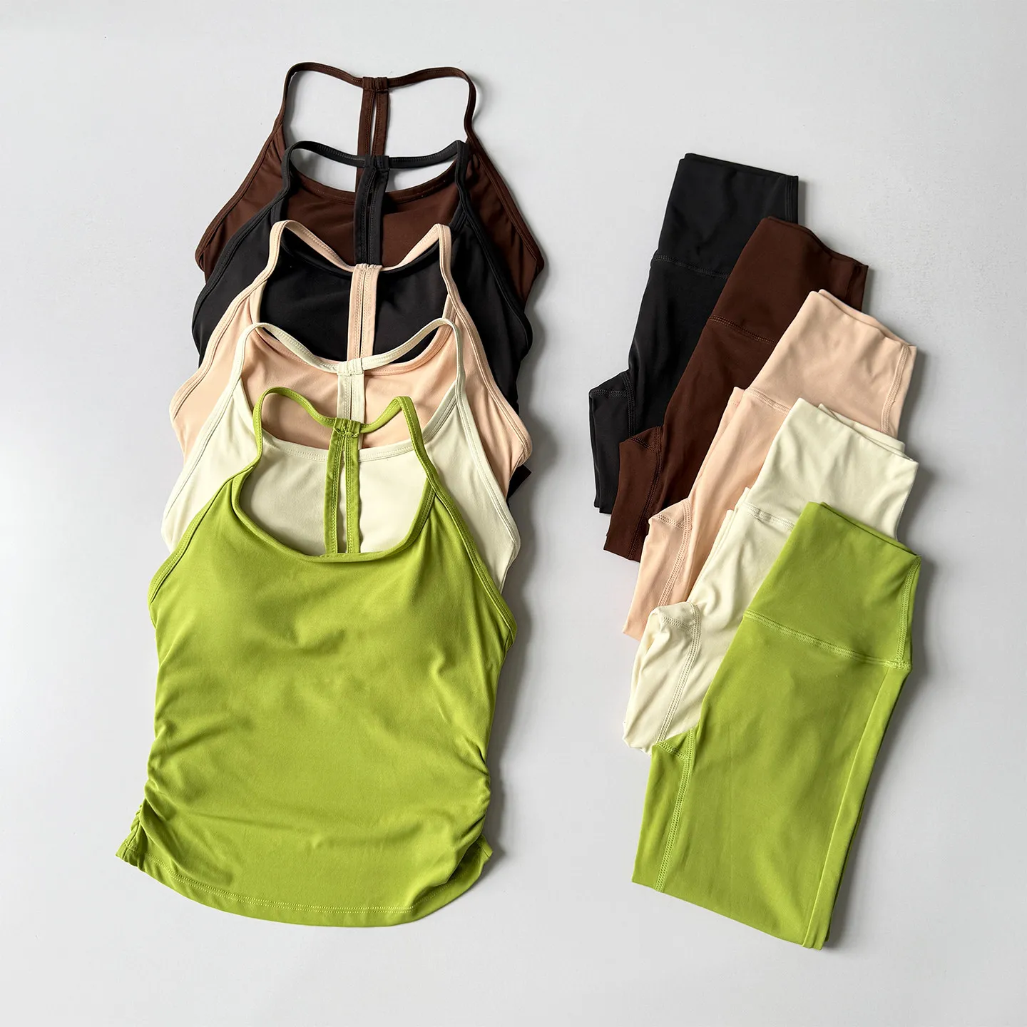 2-teiliges Nude High-Waisted Butt-Lifting Yoga-Set: Fitness-Cropped-Leggings, Sport-BH, stoßfestes Trainings-Oberteil und -Unterteil. – Detail 2